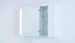 Spiegelschrank mit LED Beleuchtung in modernem Badezimmer mit stilvollem Design und praktischem Stauraum.